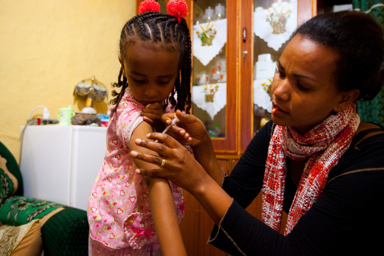Saba Samuel și mama ei. Saba trăiește în Etiopia și are diabet zaharat tip 1.